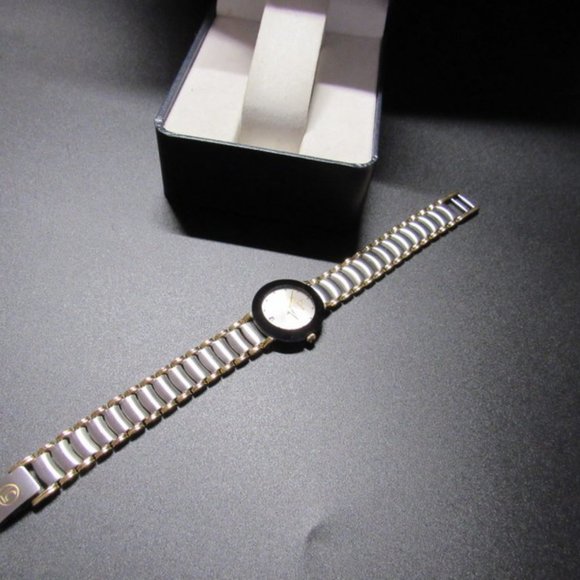 LE CHATEAU LADIES WATCH NIB - Picture 5 of 6